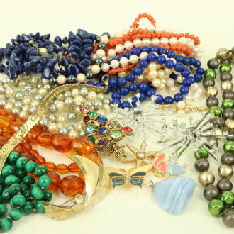 Konvolut Modeschmuck, best. aus: Ketten, Broschen etc.