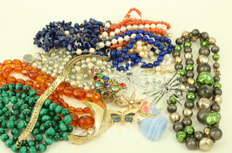Konvolut Modeschmuck, best. aus: Ketten, Broschen etc.