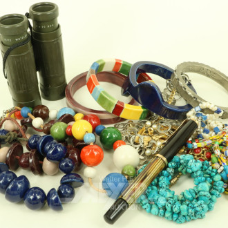 Konvolut Modeschmuck, best. aus Ketten, Armreifen sowie 1 Fernglas u. 1 Pelikan Füllfederhalter