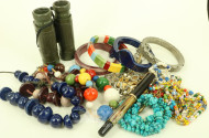Konvolut Modeschmuck, best. aus Ketten, Armreifen sowie 1 Fernglas u. 1 Pelikan Füllfederhalter