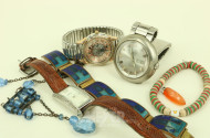 Konvolut mit etw. Modeschmuck sowie 3 Armbanduhren, darunter Tissot, Fossil u. Ratìus
