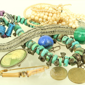 Konvolut Modeschmuck, best. aus u.a. Ketten, Armbänder u. Broschen