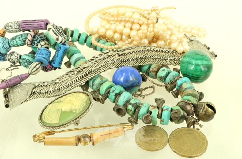 Konvolut Modeschmuck, best. aus u.a. Ketten, Armbänder u. Broschen