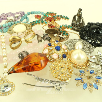 Konvolut Modeschmuck, best. aus Broschen, Ketten u. Anhänger