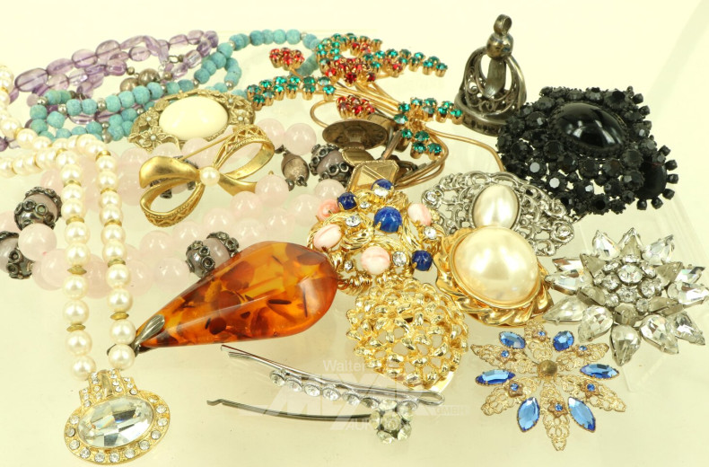 Konvolut Modeschmuck, best. aus Broschen, Ketten u. Anhänger