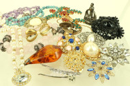Konvolut Modeschmuck, best. aus Broschen, Ketten u. Anhänger