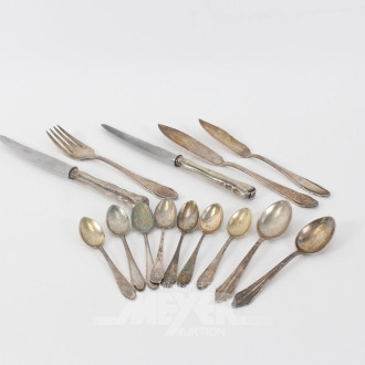 Posten versch. Auflagebesteckteile mit Metalltablett, Löffel, Gabel, Messer, ca. 14 Teile