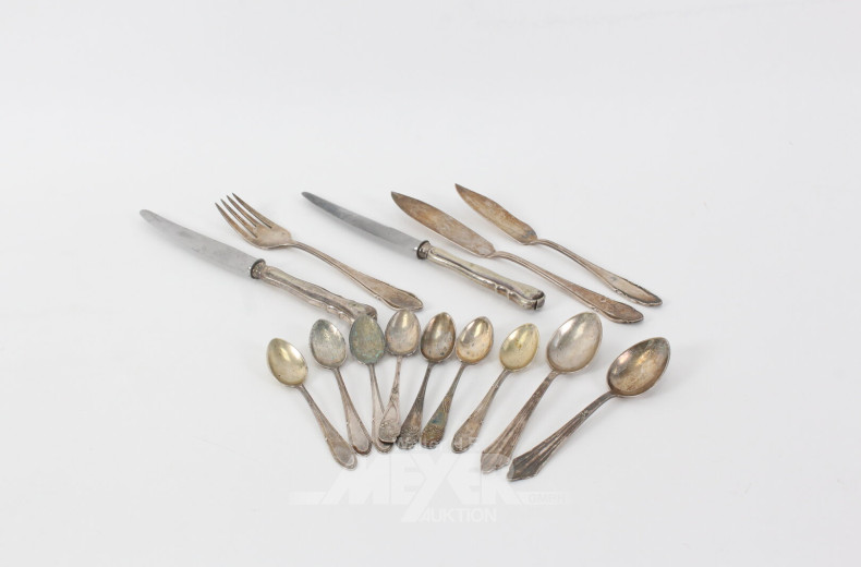 Posten versch. Auflagebesteckteile mit Metalltablett, Löffel, Gabel, Messer, ca. 14 Teile