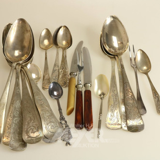 Konvolut Besteckteile, darunter 3 Löffel in 685er Silber punziert