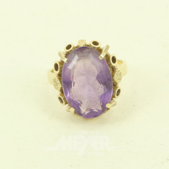Ring mit lilafarbenem Farbstein