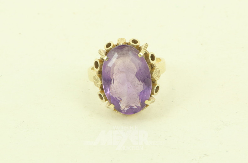 Ring mit lilafarbenem Farbstein