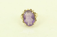Ring mit lilafarbenem Farbstein