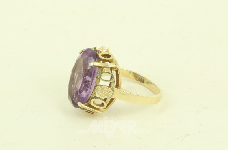 Ring mit lilafarbenem Farbstein