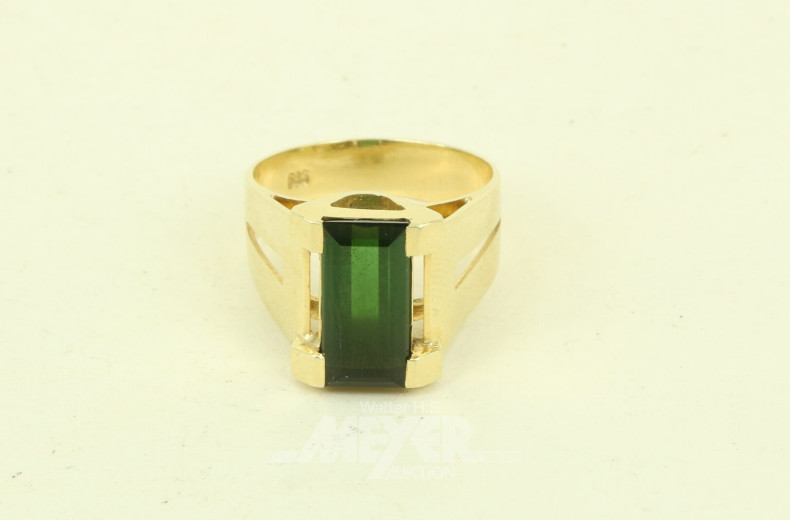 Ring mit grünem Farbstein