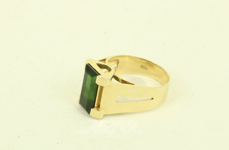 Ring mit grünem Farbstein