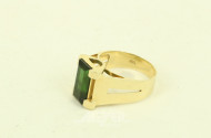 Ring mit grünem Farbstein