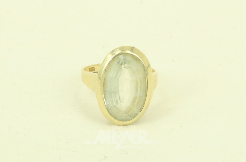 Ring mit hellem Farbstein