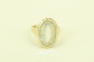 Ring mit hellem Farbstein