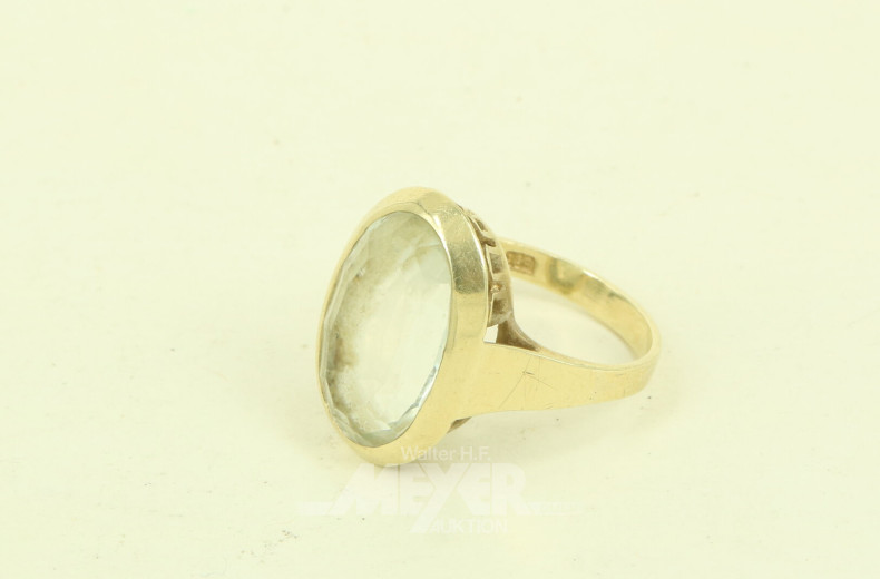 Ring mit hellem Farbstein