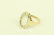 Ring mit hellem Farbstein