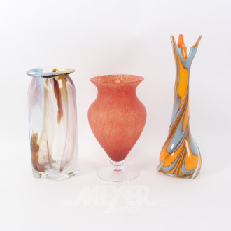 3 moderne, farbige Vasen, ca. 28 - 40 cm