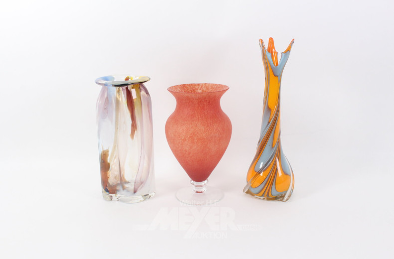 3 moderne, farbige Vasen, ca. 28 - 40 cm