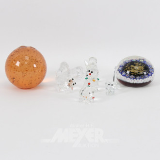 Konvolut Glas und Kristallteile: 2 x Paperweights und 6 x Glasfiguren