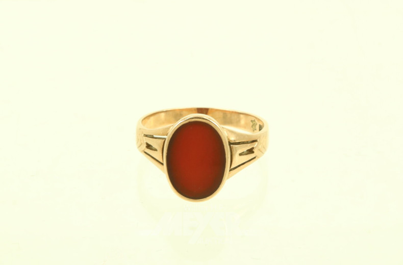 Ring mit rotem Farbstein