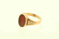 Ring mit rotem Farbstein