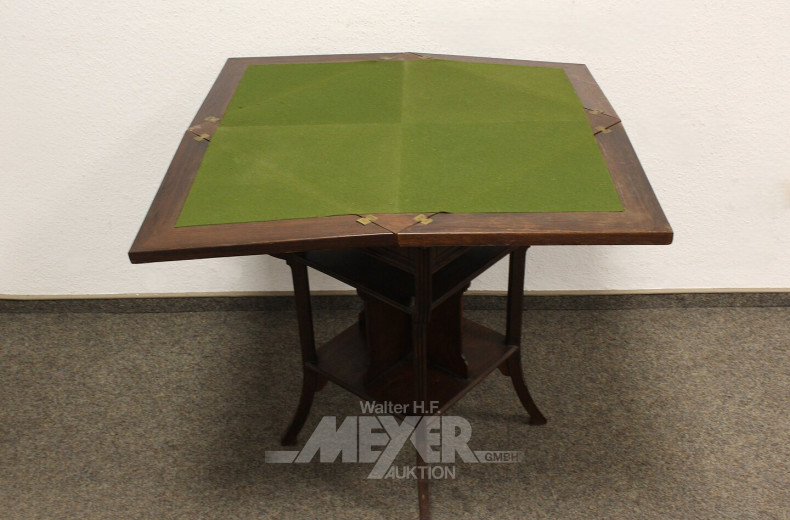 Spieltisch mit grüner Filzauflage