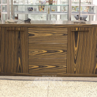 Sidebord mit Kunststofffurnier in Holzoptik, 3-zügig (Push2open), 2-türig, brünierte Messinggriffe