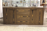 Sidebord mit Kunststofffurnier in Holzoptik, 3-zügig (Push2open), 2-türig, brünierte Messinggriffe