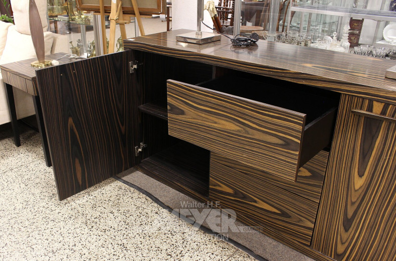 Sidebord mit Kunststofffurnier in Holzoptik, 3-zügig (Push2open), 2-türig, brünierte Messinggriffe