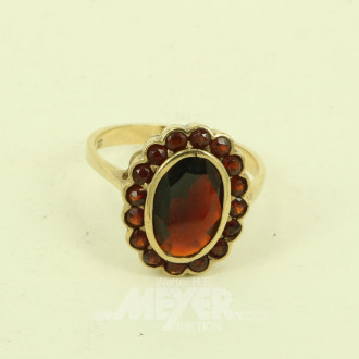 Ring mit Granatbesatz