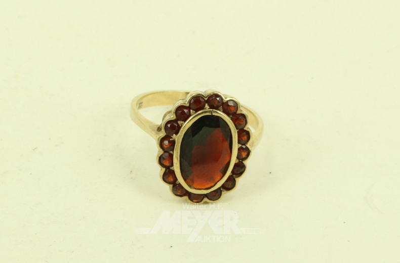 Ring mit Granatbesatz