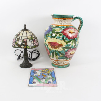 kl. Tischlampe im Tiffany-Stil, 1 Glasdekoration "Blume mit Schmetterling" u. 1 Keramik-Krug mit floralem Dekor