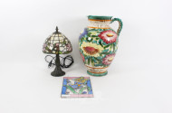 kl. Tischlampe im Tiffany-Stil, 1 Glasdekoration "Blume mit Schmetterling" u. 1 Keramik-Krug mit floralem Dekor