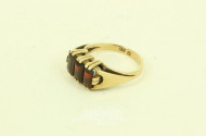 Ring mit 3 roten Farbsteinen