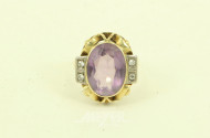 Ring mit lilafarbenem Farbstein u. 4 kl. Brillanten