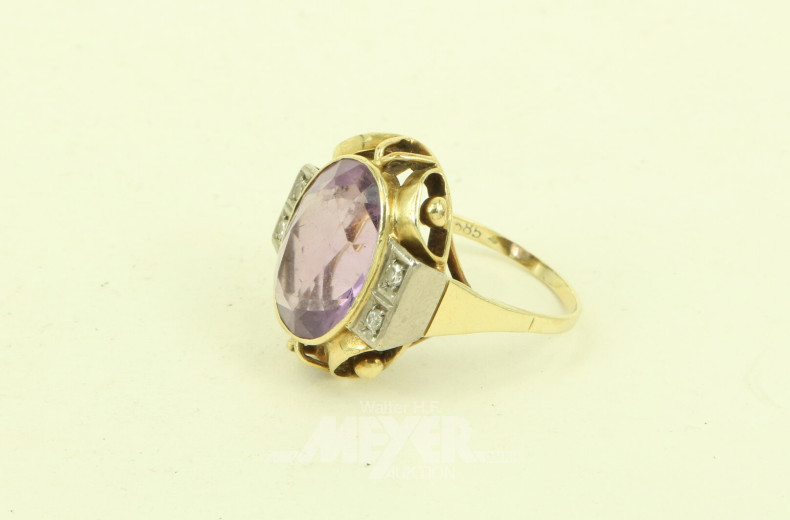 Ring mit lilafarbenem Farbstein u. 4 kl. Brillanten