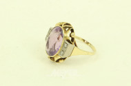 Ring mit lilafarbenem Farbstein u. 4 kl. Brillanten