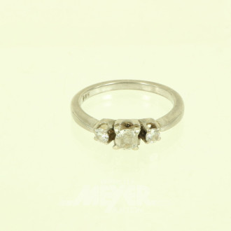 Ring mit drei Diamanten