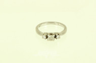 Ring mit drei Diamanten