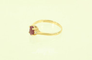 Ring mit 1 Rubin u. 2 kl. Brillanten