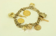 Bettelarmband in 333 GG mit 10 versch. Anhängern, davon 7x 750 GG, 2x 333 GG u. 1x 585 GG