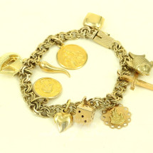 Los 99: Bettelarmband in 333 GG mit 10 versch. Anhängern, davon 7x 750 GG, 2x 333 GG u. 1x 585 GG