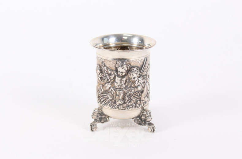 Kl. Becher, reichhaltig verziert mit Putti