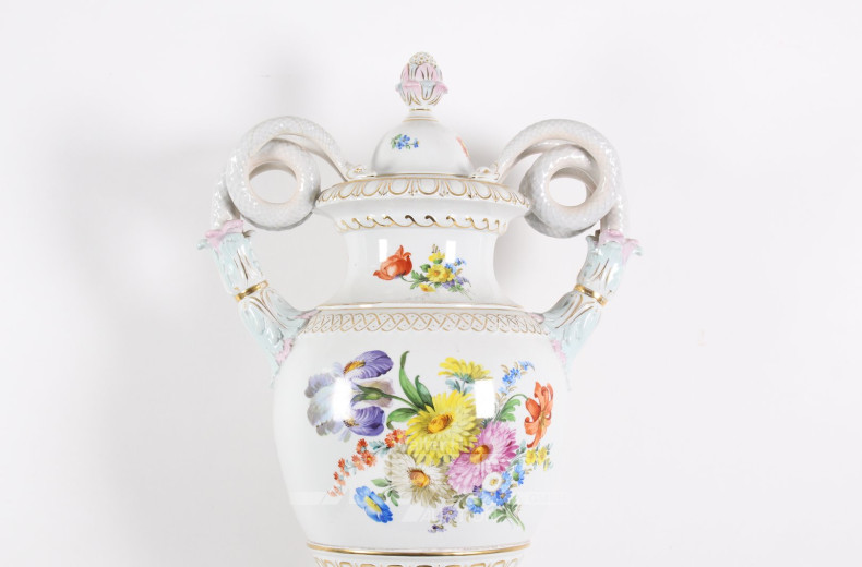 Große Prunkvase mit Schlangenhenkeln