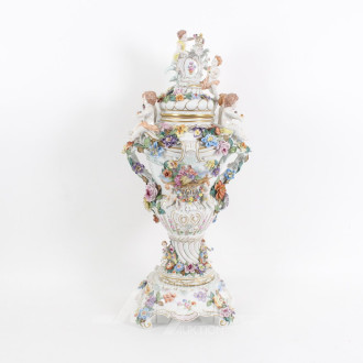 Prunkvase in Balusterform mit 10 Putti, dreiteilig