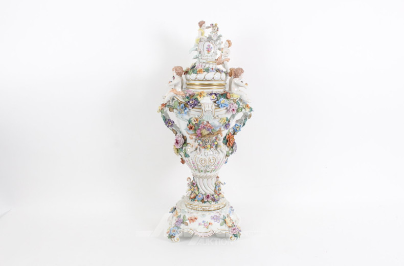 Prunkvase in Balusterform mit 10 Putti, dreiteilig
